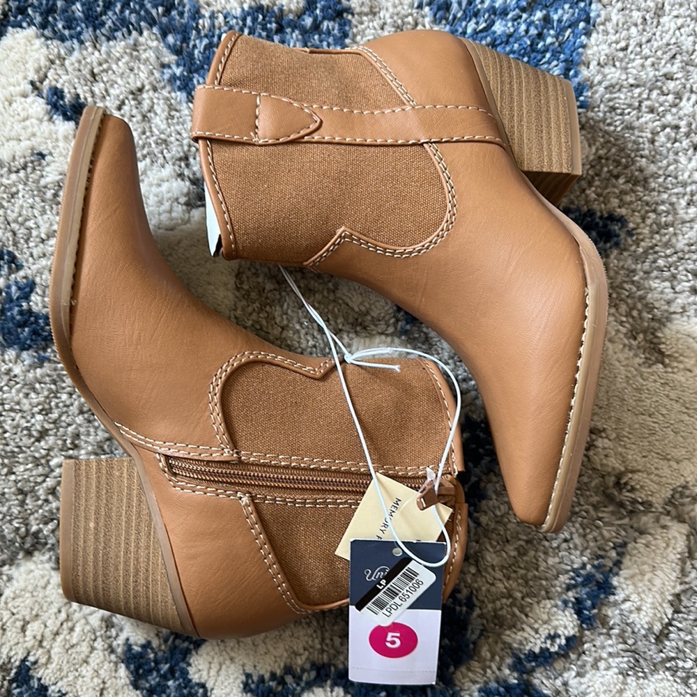 Universal Thread Booties Women’s Size 5 - Picture 2 of 3